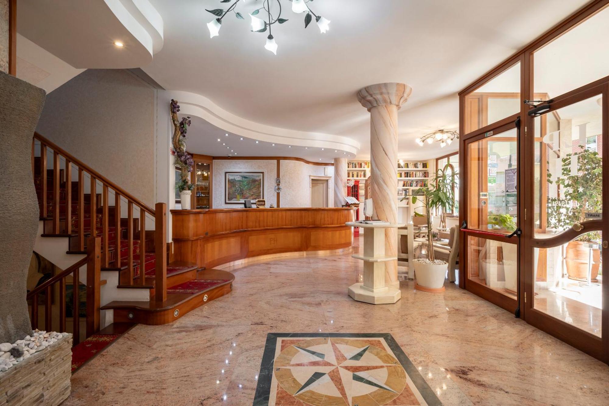 Lola Piccolo Hotel E Appartamenti Marina di Grosseto Ngoại thất bức ảnh
